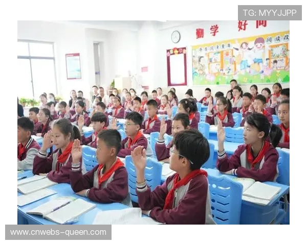 青少年比赛家长热情助威，现场气氛温馨热烈